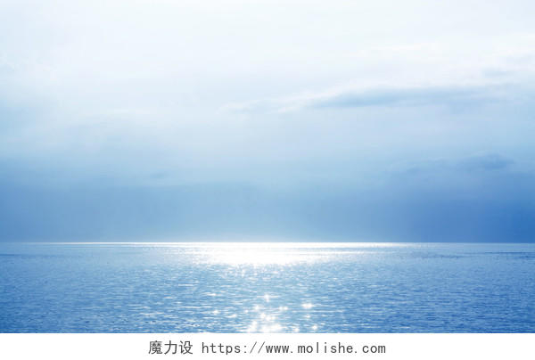 美丽的蓝色海景与太阳闪闪发光水